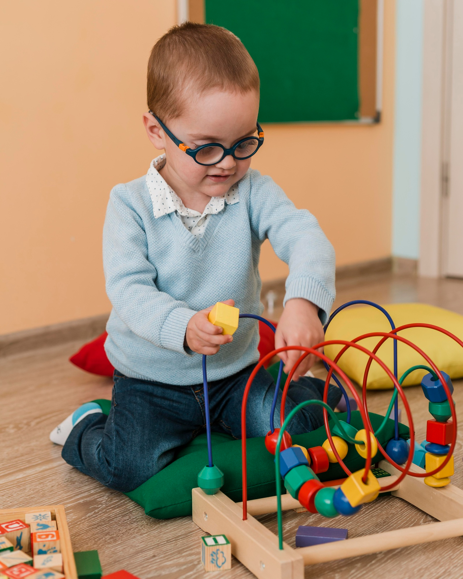 Terapeuta Ocupacional Luana Giachini em atendimento infantil em Curitiba