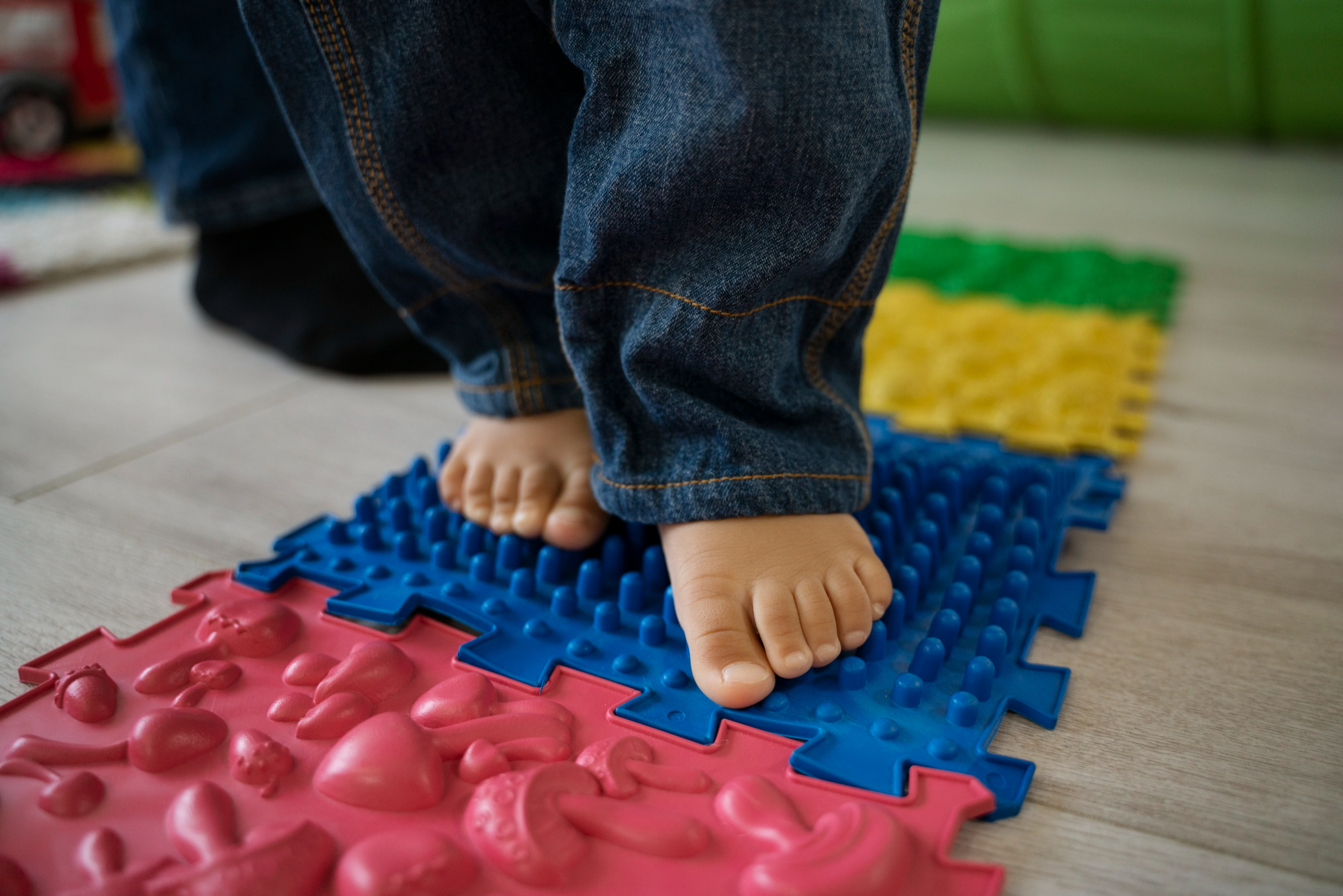 Terapeuta Ocupacional Luana Giachini em atendimento infantil em Curitiba